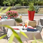 Logis Hotel Le Tropicana 3*