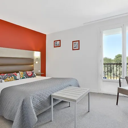 Logis Le Tropicana Hotel