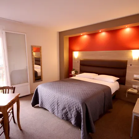 Logis Le Tropicana Hotel 3*