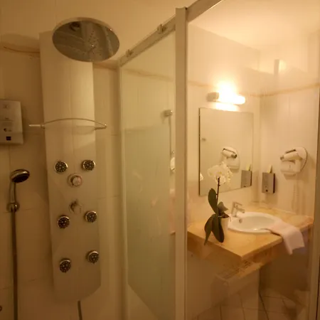 Hotel Logis Le Tropicana 3*