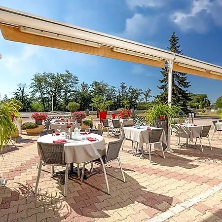 Logis Le Tropicana Hotel 3*