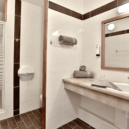 Logis Le Tropicana Hotel 3*