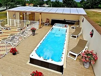 Logis Le Tropicana فندق