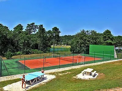 Logis Le Tropicana Дувиль