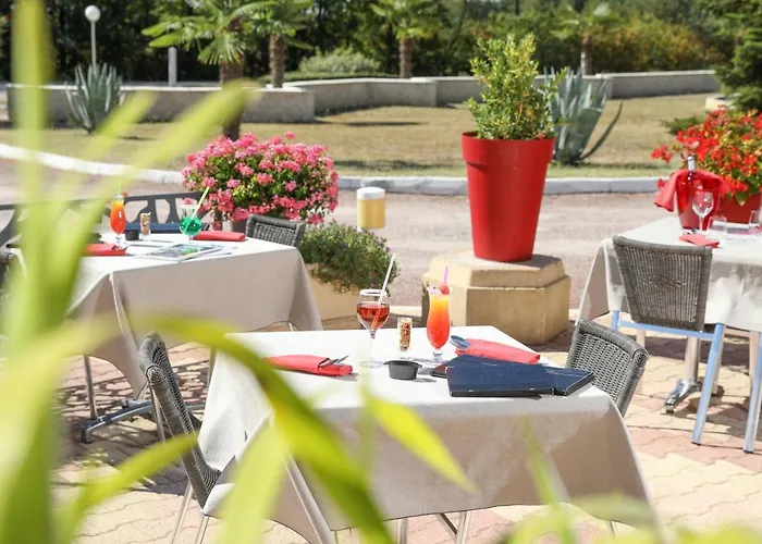 Logis Hotel Le Tropicana 3*